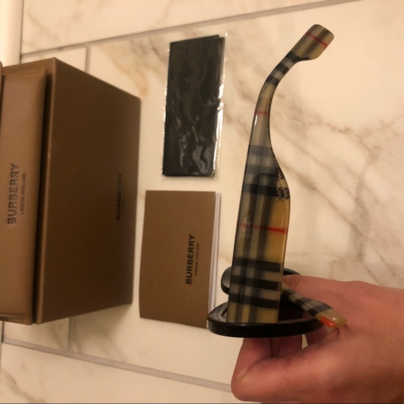 🔥NEW BURBERRY SUNGLASSES 🔥 - Picture 10 of 11